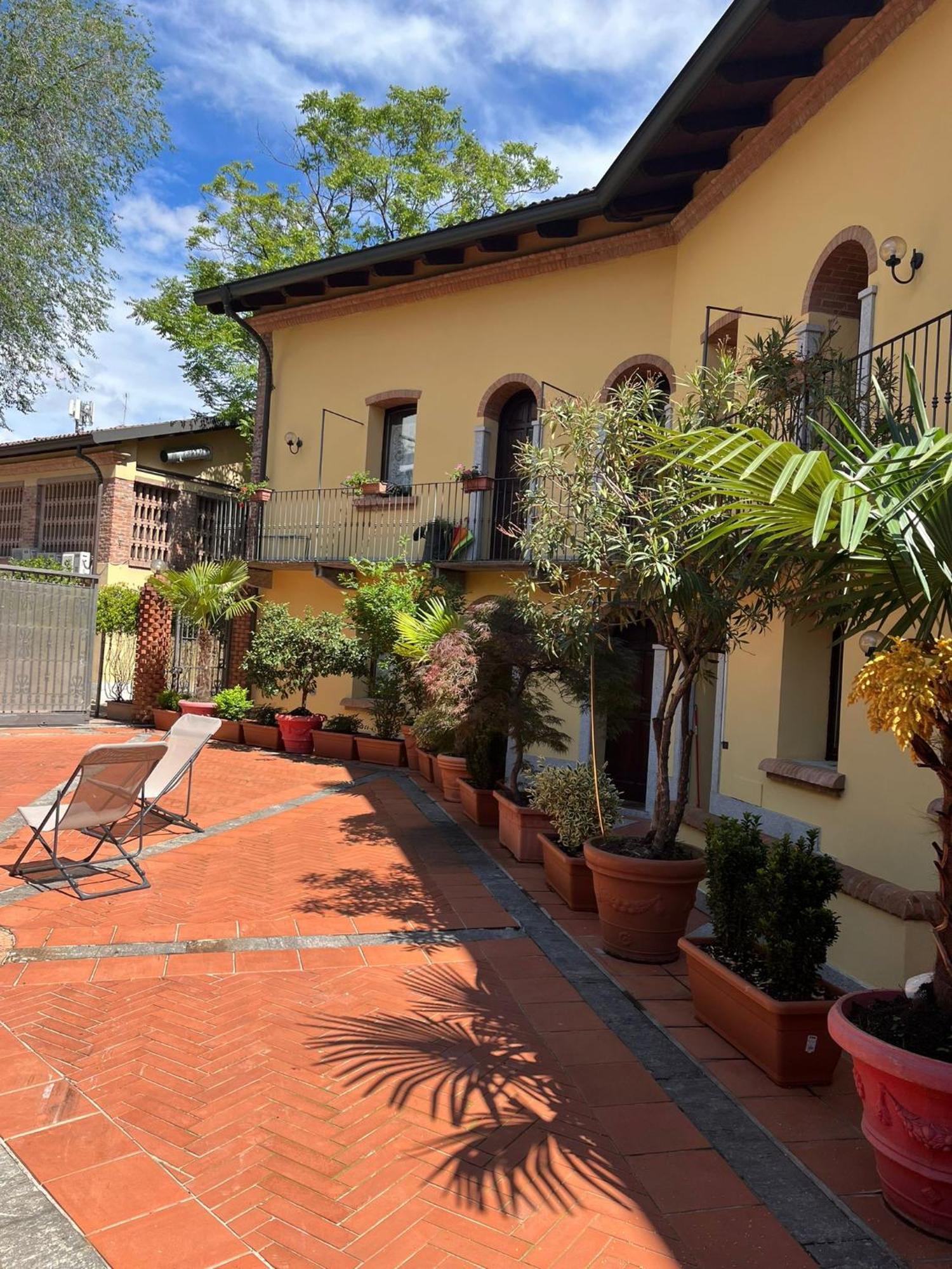 Monolocale Beatrice Abbadesse Guest House Milano Exterior foto